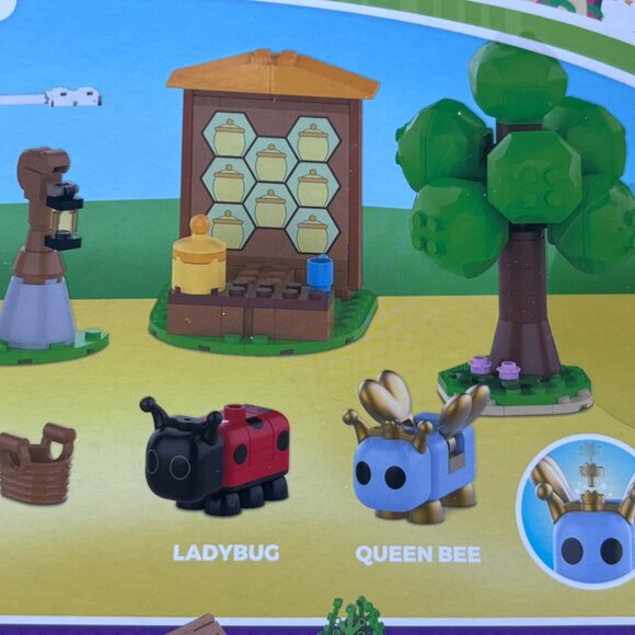 NEW BLDR Adopt Me! Coffee Shop Inerior with Queen Bee Building Set - 225 Pieces - Picture 12 of 13